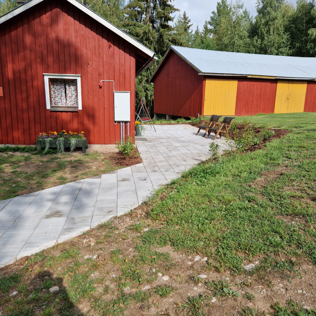 Punainen tupa ulkoa kuvattuna