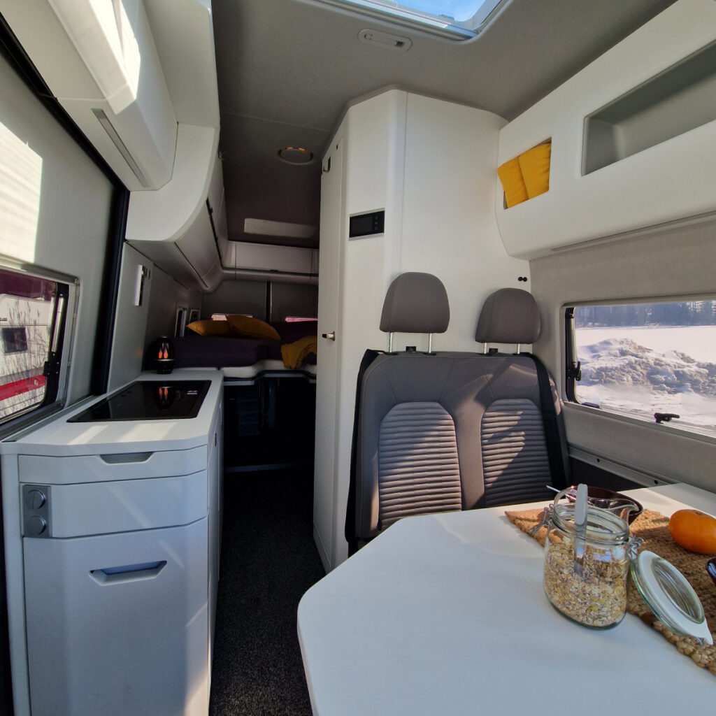 Retkeilyauto sisältä