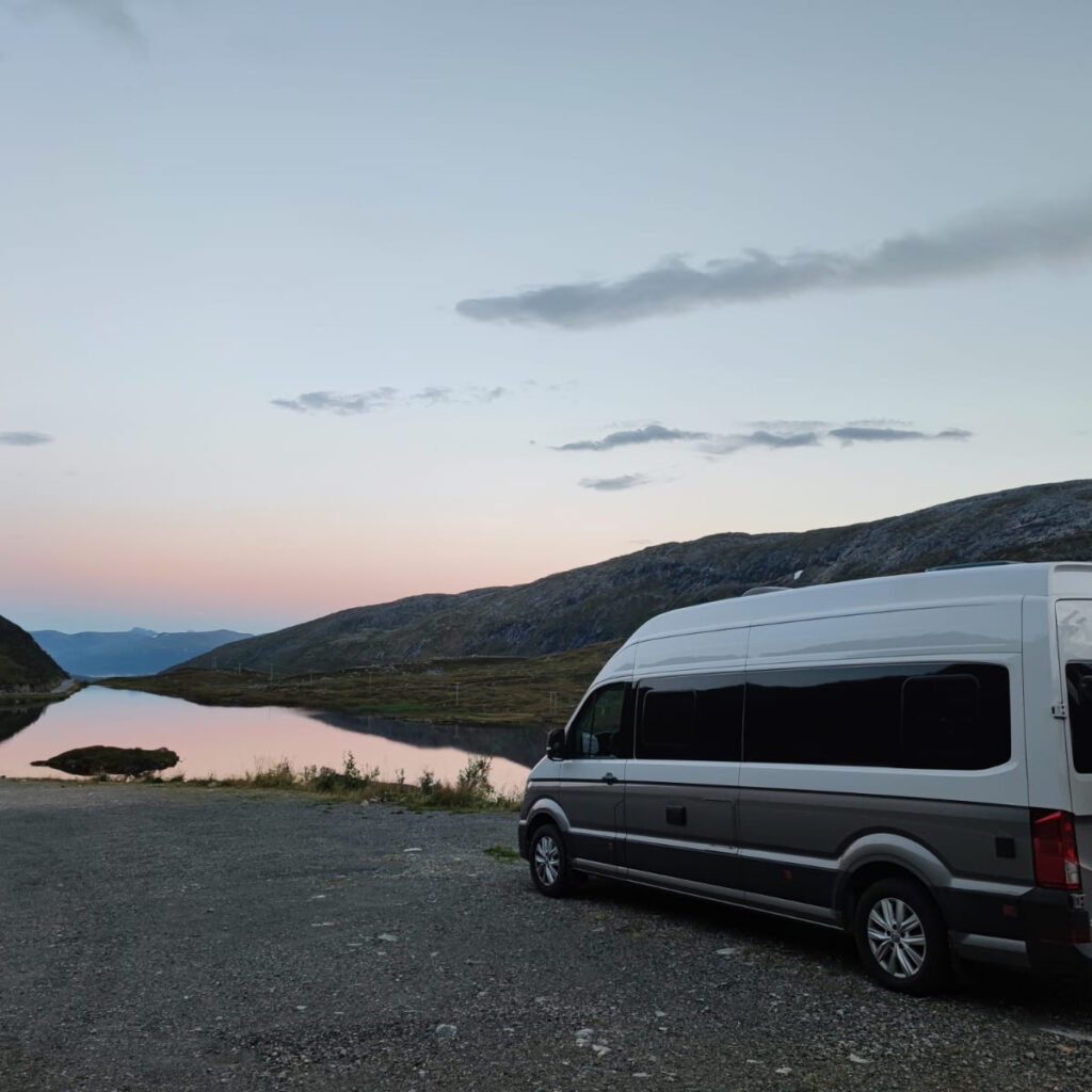 Retkeilyauto vuorimaisemissa