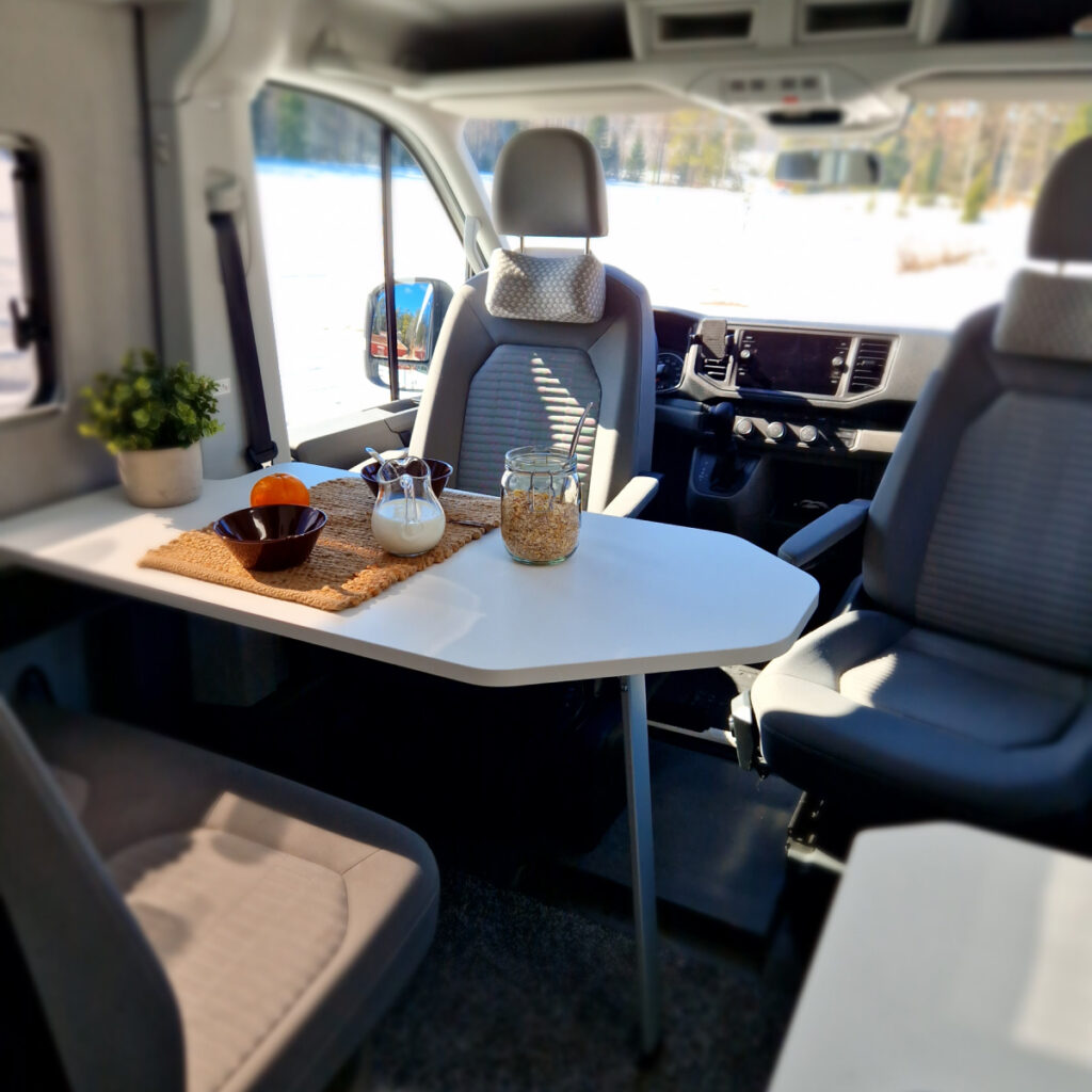 Retkeilyauton ruokapöytä