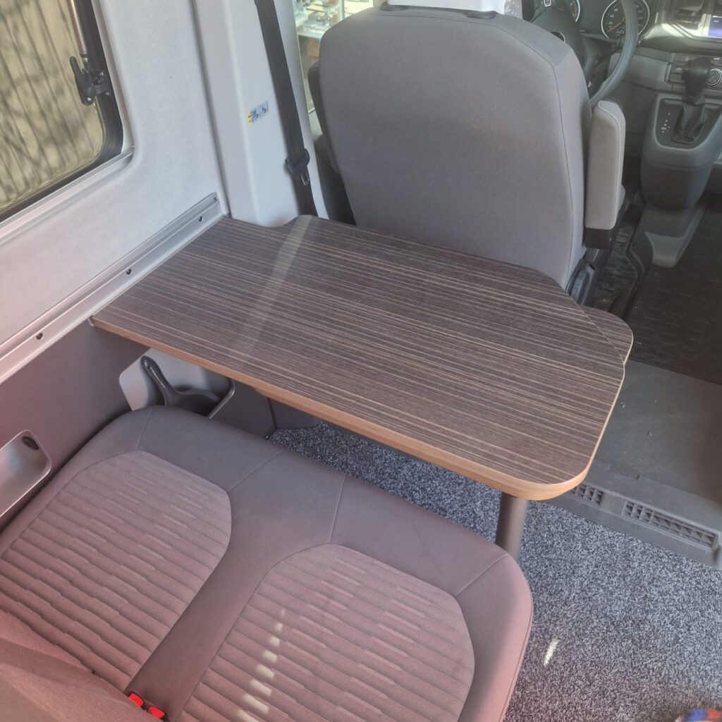 Retkeilyauton ruokapöytä