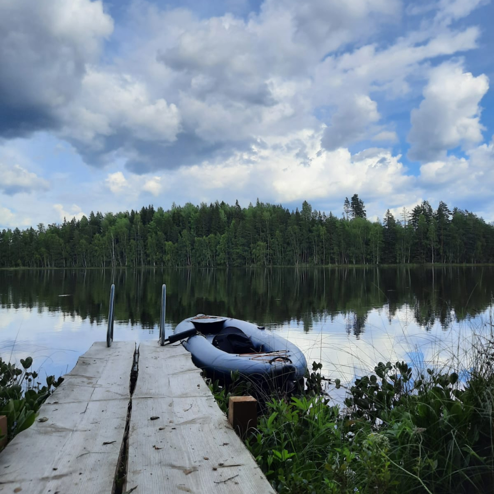 Ilmatäytteinen kajakki laiturilla